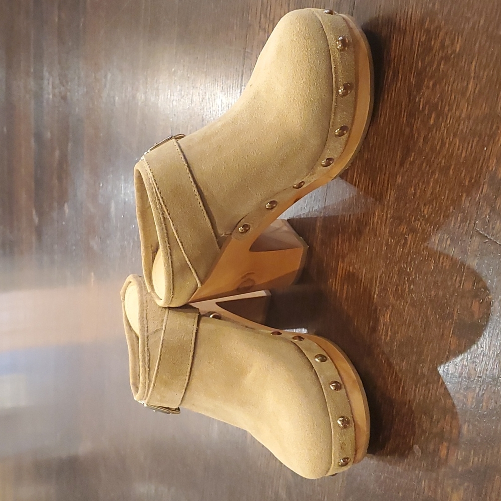 Steven Madden Hilde Tan Suede Leather Studded Clogs.